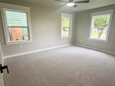 Bedroom - 905 Hickory St, Altus, OK 73521 photo 2 of 4