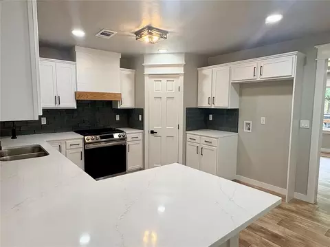 Kitchen - 905 Hickory St, Altus, OK 73521 photo 2 of 2