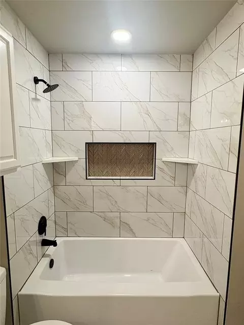 Bath - 905 Hickory St, Altus, OK 73521 photo 2 of 9