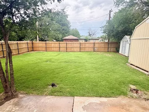 Exterior - 905 Hickory St, Altus, OK 73521 photo 3 of 4