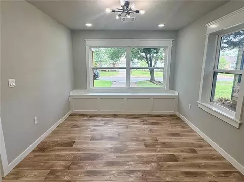 Living - 905 Hickory St, Altus, OK 73521 photo 5 of 6