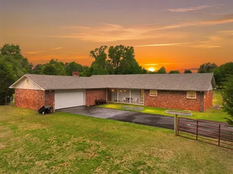 1452 Woodcrest Dr, Harrah, OK 73045
