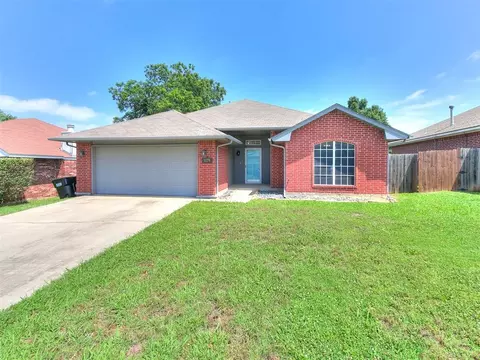 629 NW 19th St, Moore, OK 73160