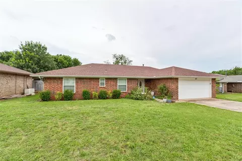 Exterior - 802 Jay Dr, Noble, OK 73068 photo 3 of 7