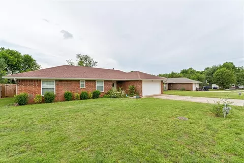 Exterior - 802 Jay Dr, Noble, OK 73068 photo 2 of 7