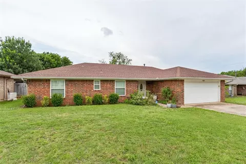 Exterior - 802 Jay Dr, Noble, OK 73068 photo 4 of 7