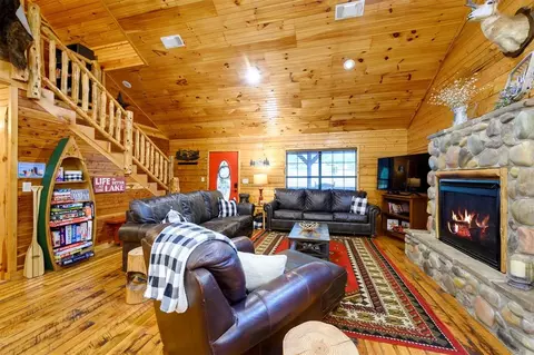 Living - 680 Chinook Rd, Broken Bow, OK 74728 photo 4 of 6
