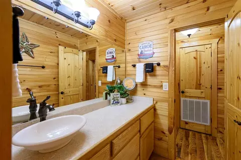 Bath - 680 Chinook Rd, Broken Bow, OK 74728 photo 2 of 5