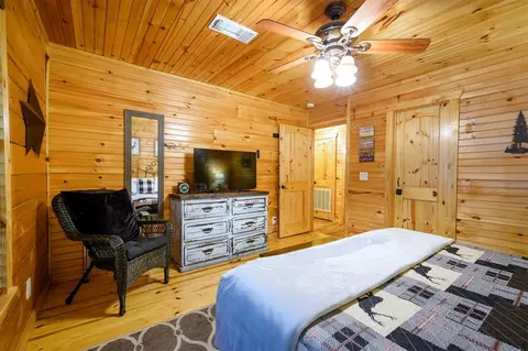 Bedroom - 680 Chinook Rd, Broken Bow, OK 74728 photo 7 of 11