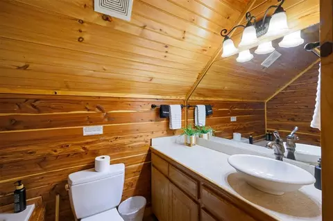 Bath - 680 Chinook Rd, Broken Bow, OK 74728 photo 4 of 5