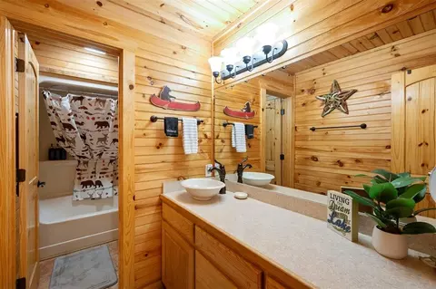 Bath - 680 Chinook Rd, Broken Bow, OK 74728 photo 1 of 5