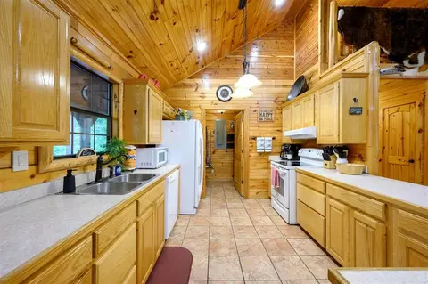Kitchen - 680 Chinook Rd, Broken Bow, OK 74728 photo 2 of 5