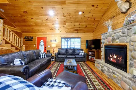 Living - 680 Chinook Rd, Broken Bow, OK 74728 photo 5 of 6