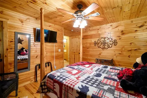 Bedroom - 680 Chinook Rd, Broken Bow, OK 74728 photo 4 of 11