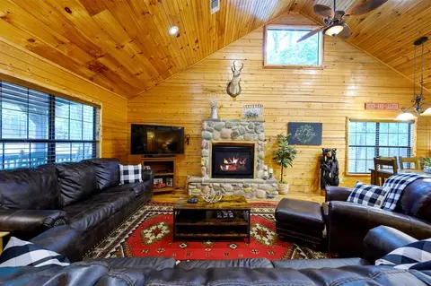 Living - 680 Chinook Rd, Broken Bow, OK 74728 photo 2 of 6
