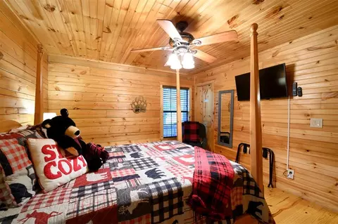 Bedroom - 680 Chinook Rd, Broken Bow, OK 74728 photo 2 of 11
