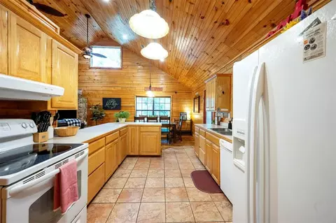 Kitchen - 680 Chinook Rd, Broken Bow, OK 74728 photo 3 of 5