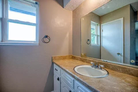 Bath - 524 Skyview Dr, Watonga, OK 73772 photo 1 of 4