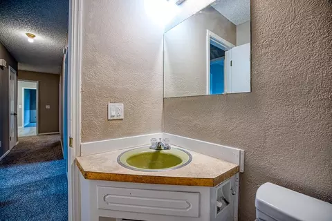 Bath - 524 Skyview Dr, Watonga, OK 73772 photo 4 of 4