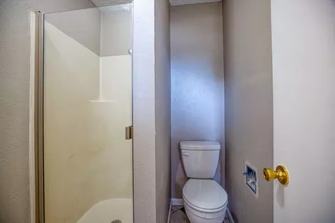 Bath - 524 Skyview Dr, Watonga, OK 73772 photo 2 of 4