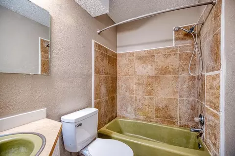 Bath - 524 Skyview Dr, Watonga, OK 73772 photo 3 of 4
