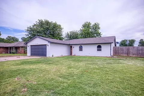 Exterior - 524 Skyview Dr, Watonga, OK 73772 photo 2 of 5