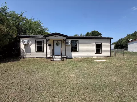 Exterior - 303 N 8th St, Comanche, OK 73529 photo 1 of 1