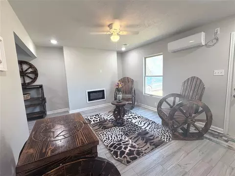 303 N 8th St, Comanche, OK 73529