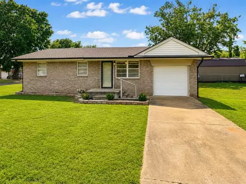 1004 Hillcrest Dr, Maysville, OK 73057