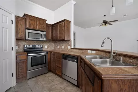 Kitchen - 4400 Eagle Owl Dr, Norman, OK 73072 photo 1 of 2