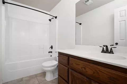 Bath - 4400 Eagle Owl Dr, Norman, OK 73072 photo 4 of 4