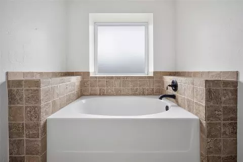 Bath - 4400 Eagle Owl Dr, Norman, OK 73072 photo 2 of 4