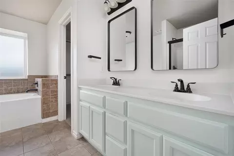 Bath - 4400 Eagle Owl Dr, Norman, OK 73072 photo 1 of 4