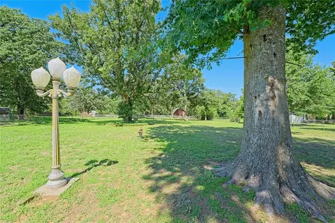 Exterior - 985 N Hampton Rd, Harrah, OK 73045 photo 6 of 7