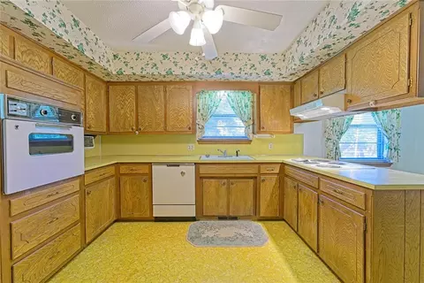 Kitchen - 985 N Hampton Rd, Harrah, OK 73045 photo 2 of 3