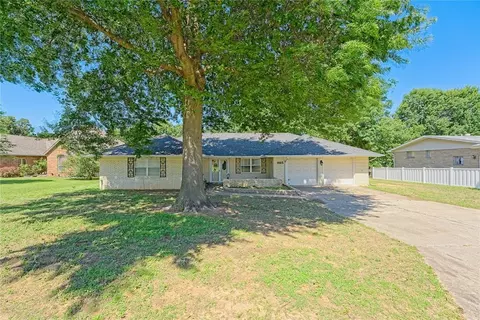 985 N Hampton Rd, Harrah, OK 73045