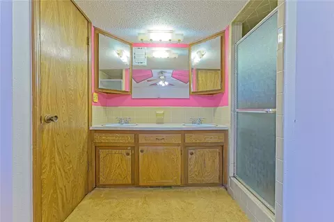 Bath - 985 N Hampton Rd, Harrah, OK 73045 photo 1 of 5