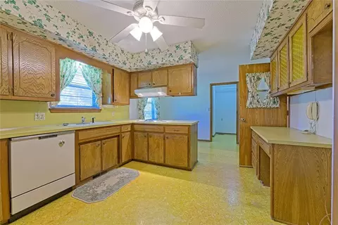 Kitchen - 985 N Hampton Rd, Harrah, OK 73045 photo 1 of 3