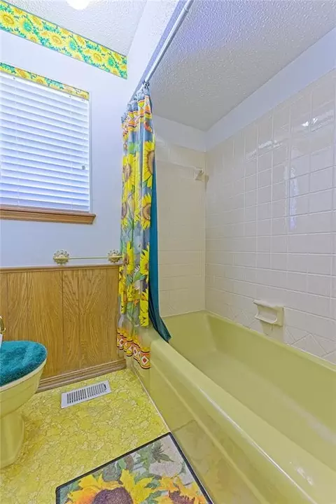 Bath - 985 N Hampton Rd, Harrah, OK 73045 photo 4 of 5