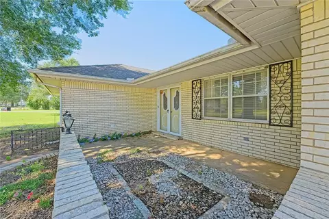Exterior - 985 N Hampton Rd, Harrah, OK 73045 photo 1 of 7