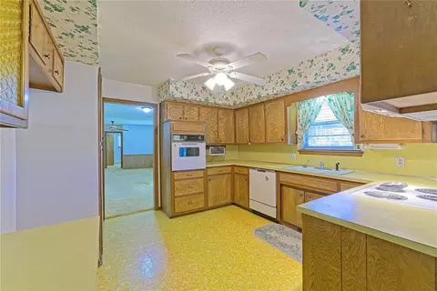 Kitchen - 985 N Hampton Rd, Harrah, OK 73045 photo 3 of 3