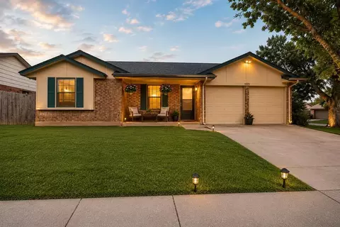 1001 Aspen Ct, Moore, OK 73160
