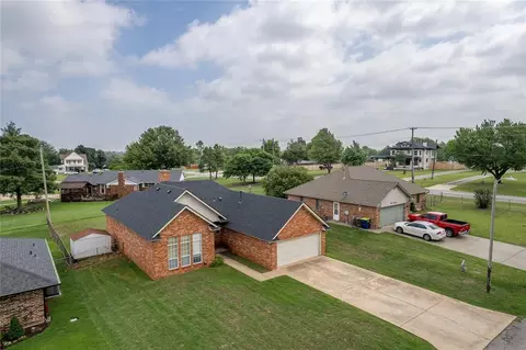 1323 E Oak St, El Reno, OK 73036