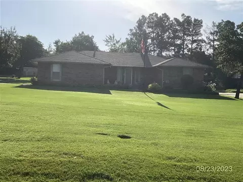 308 Country Ln, Midwest City, OK 73130