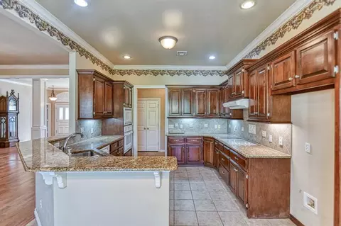 Kitchen - 2821 Stonebridge Ct, Norman, OK 73071 photo 2 of 7