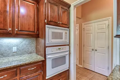 Kitchen - 2821 Stonebridge Ct, Norman, OK 73071 photo 5 of 7