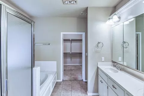 Bath - 2821 Stonebridge Ct, Norman, OK 73071 photo 2 of 5