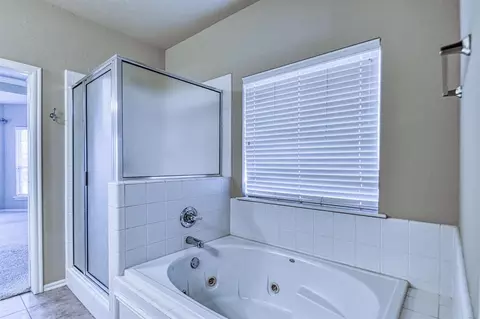 Bath - 2821 Stonebridge Ct, Norman, OK 73071 photo 3 of 5