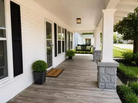 Exterior - 402 E Maple St, Cushing, OK 74023 photo 1 of 7