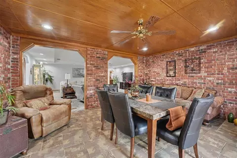 Dining - 3004 Mallard Ct, Altus, OK 73521 photo 4 of 6